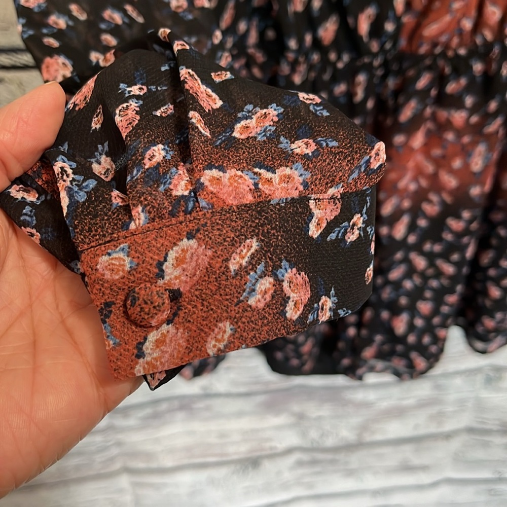 BCBGeneration Button Front V Neck Floral Chiffon Romper Size M - Picture 7 of 16